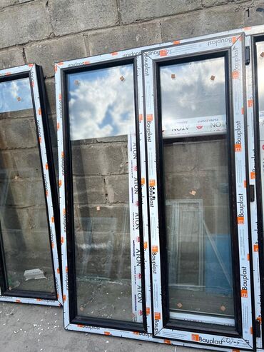 прозрачные коробки: Окно ПВХ с черной рамой и стеклопакетом. Профили "Bauplast" и "ATON"