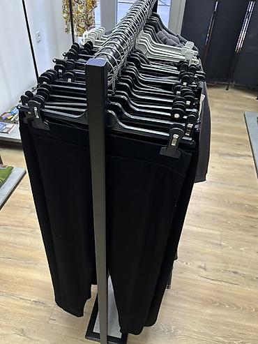 Kancelarijski setovi nameštaja: Cena uključuje: -Pult, stolica za pult -3 slike -3 velika štendera — 11