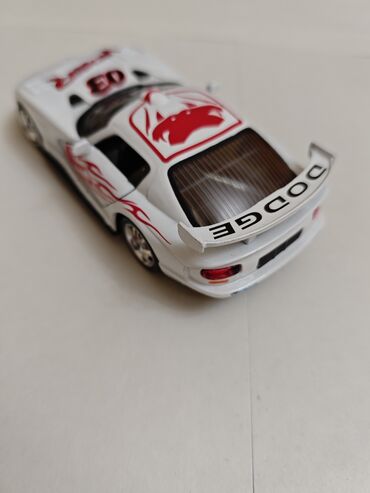 Avtomobil modelləri: Ağ rəngli diecast "Dodge Viper" modeli, qırmızı ilan emblemi və — 3