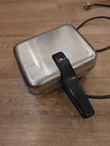 связи с переездом: Продаю вафельницу СССР