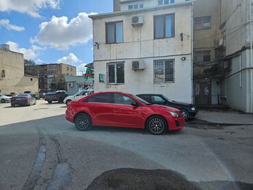 Chevrolet: Chevrolet Cruze sedan – parlaq qırmızı rəngdə, şəhər üçün dinamik və — 13