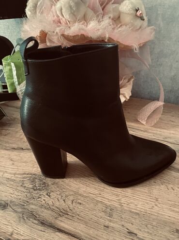 женские мокасины на шнурках: Qadın üçün qara dəri bot - Model: Qısa qol­lu, yan tərəfdən fermuarlı