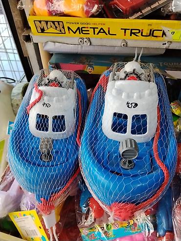 Игрушечная лодка для воды - Пластиковая лодка синего цвета с белой