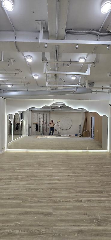 led зеркало: Панорамные зеркальные стены с архитектурными порталами и — 1