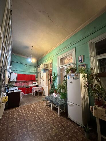 Binalar: Tarixi mərkəzdə yerləşən küçə mənzərəsi olan kommersiya obyektləri və — 12