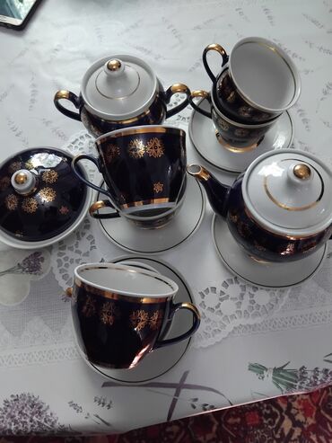 кухонный набор посуды: Продаю чайный сервиз Заварочный чайник, сахарница, маслёнка, 5чашек
