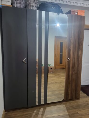 Masalar və oturacaqlar: İşlənmiş, 3 qapılı Qarderob, paltar dolabı