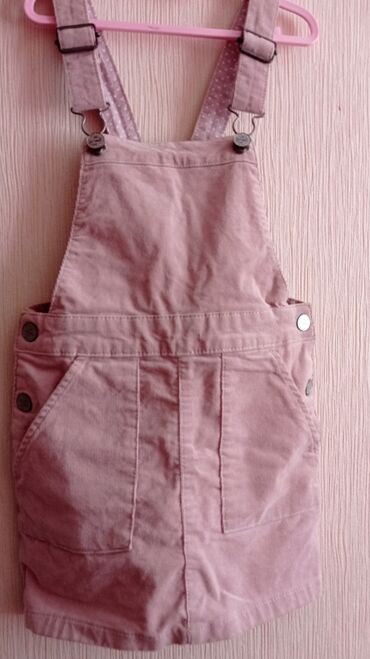 джинсовая сарафан платье: Милый нежно- розовый сарафан . В хорошем состоянии . Марки H&M
