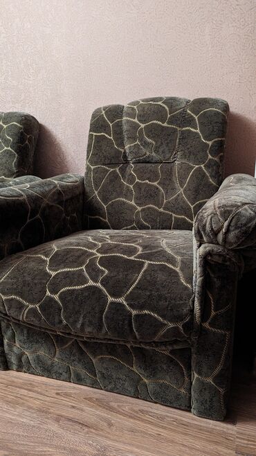 мебель румынская: Прямой диван, цвет - Зеленый, Б/у