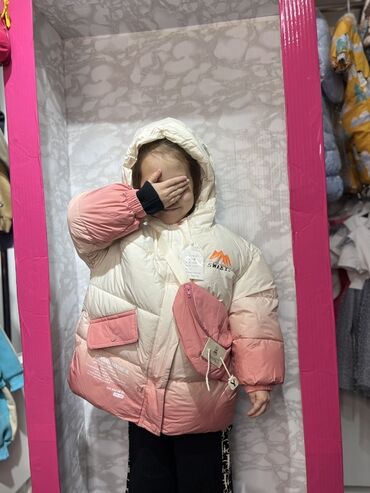 пальчиковый скейт: Детские зимние куртки Варианты: - Пуховик для девочки с градиентом от