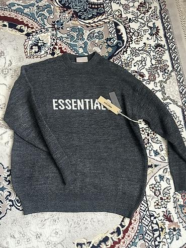 esse: Темно‑серый свитер с надписью ESSENTIAL на груди. Размер Л. - Крой — 1