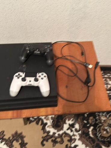 скупка playstation 3: PlayStation 4 Pro (PS4 Pro) с комплектом аксессуаров. Состав: -