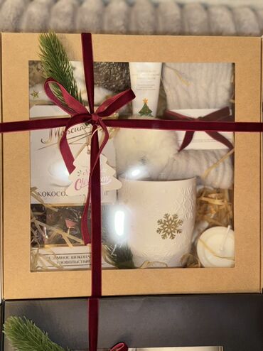 Hədiyyələr: Yeni il temalı hədiyyə qutuları - Qiymət: 30 AZN (şəkildə göstərilib) — 2