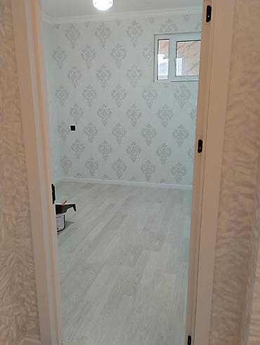 Tavan işləri: Təsvir: - Zövqlə təmir edilmiş, işıqlı mənzil interyeri. Geniş dəhliz — 8