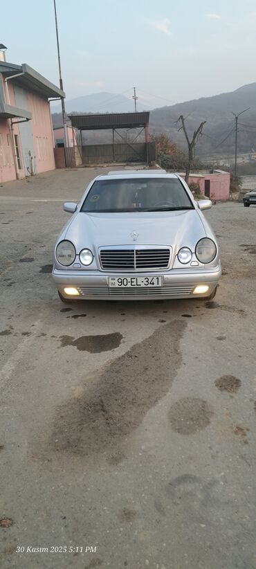 Mercedes-Benz: Mercedes-Benz E-Class (W210) sedan - Gümüş rəng, 4 qapı - Ön dəyirmi — 1