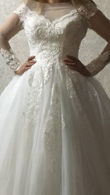 свадебные украшение: Продаю свадебное платье .Очень эффектное легкое платье со шлейфом