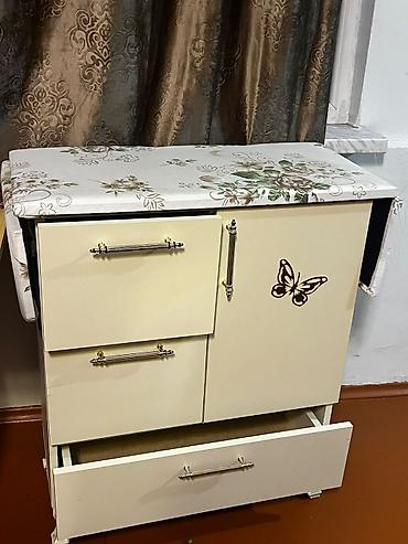 ütü alti: Dəmir ayaqlı, krem rəngli çoxfunksiyalı komod-dolmayan ütü masası. Üst — 1