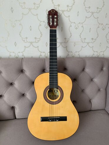 купить бу гитару: ПРОДАМ АКУСТИЧЕСКУЮ ГИТАРУ🎸 Цена 3000 сом. Идеальный вариант для