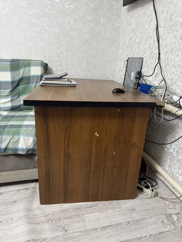 темир столдор: Жазуу үстөл, Колдонулган, Жыгач