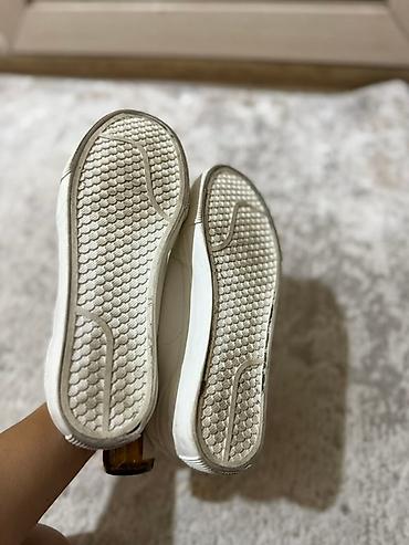 nike react: Кеды/кроссовки белого цвета на липучках
35 размера
Выход- один раз — 4