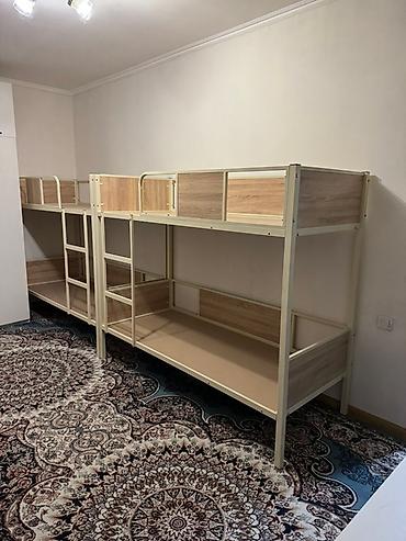 Мебель: Двухъярусная кровать с металлическим каркасом и вставками под дерево — 5