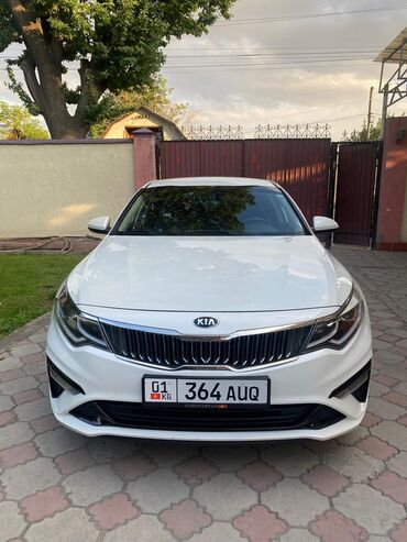 спарк диска: Белый седан Kia К5 с современным дизайном кузова. Автомобиль оснащен