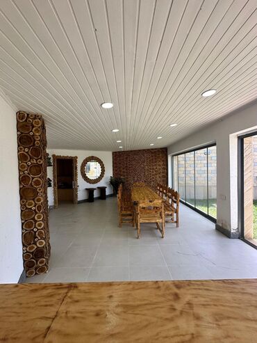 Hovuzlar: Hovuz olan həyət evi. Ərazidə istirahət üçün günəş çarpayıları, stol — 16