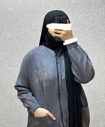 Dəstlər, kostyumlar: *Sport, Ətəkli Dəst.* *Parça: Nabuk.* *Ölçü: Standart: (38 40, 42, 44 — 6