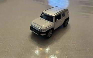 nerf satisi: Ağ rəngli metal oyuncaq ofroud SUV maketi. - Material: die-cast metal — 1