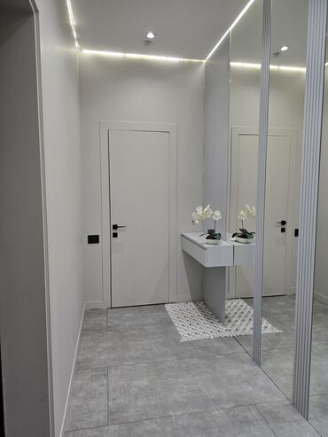 Uzunmüddətli kirayə mənzillər: Ağ Şəhərdə, metro Xətaiyə yaxın, mərtəbə 8, depozitli. Müasir — 3