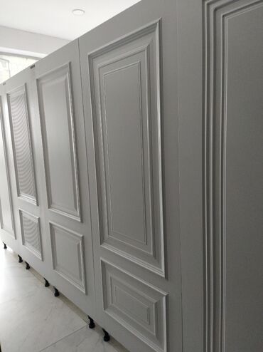 ev üçün qapı: Ağ rəngdə, müasir ev və ofis interyerləri üçün nəzərdə tutulmuş divar