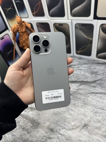 Apple iPhone: IPhone 15 Pro Max, Б/у, 256 ГБ, Natural Titanium, Зарядное устройство, Защитное стекло, Чехол, В рассрочку, 88 %