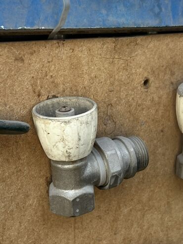 батареи биметалл: Запорный клапан, Материал: Металл