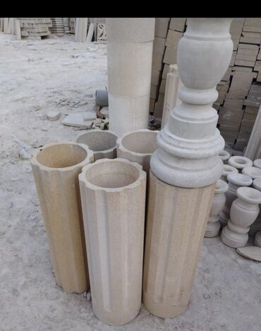 Bitkilər üçün dibçəklər: Ağ rəngli, daşdan hazırlanmış dekorativ güldan, bağlar, parklar və ya — 6