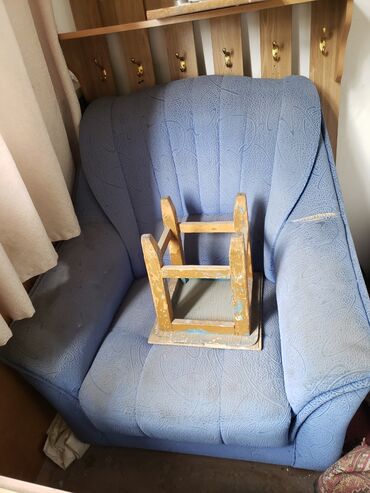 диван и кресло: Диван-кровать, цвет - Голубой, Б/у