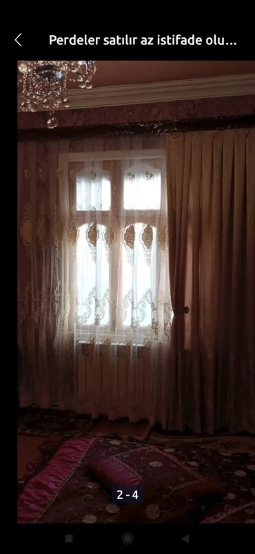 Kia: Pərdə dəsti - Klassik salon pərdəsi: Krem rəngli ağır drapeli fon və