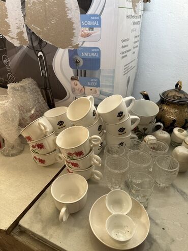 бумажный стакан для кофе: Отдам даром . 
Чайник, кружка