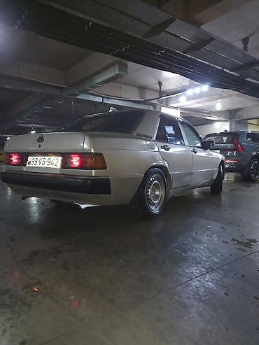 Mercedes-Benz: Barter maraqldir - Kuzov: 4 qapılı sedan, gümüşü rəng - Mühərrik: ön — 3