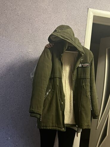 женские кофты со шнуровкой: Xaki-yaşıl rəngdə qadın qış parka-kurtka - Model: kapüşonlu, orta