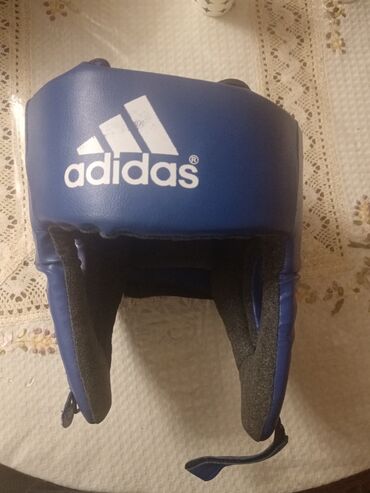 Boks kisələri: Mavi rəngdə "Adidas" brendinə məxsus baş qoruyucusu. Bu başlıq daxili