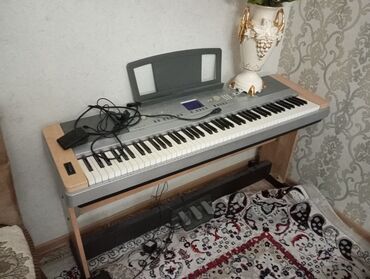 цифровое фортепиано: Электронное пианино серебристого цвета с деревянной отделкой. Оснащено