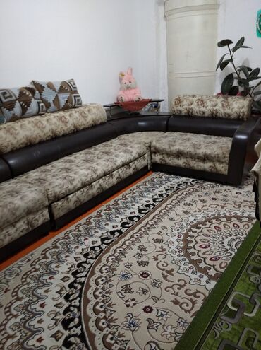 советский мебель: Бурчтук диван, түсү - Саргыч боз, Колдонулган