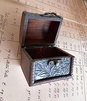 Stare vaze i dekor: Mali drveni kovčežić. Mali drveni kovčežić sa metalnim šarkama i — 4