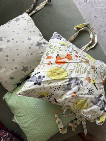 трёхместная кровать: Бортики подушки на детскую кровать