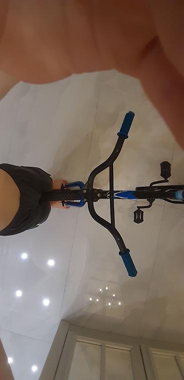 İdman velosipedləri: Uşaq velosipedi – BMX üslubunda - Rəng: qara–mavi, sükan ucları mavi — 2