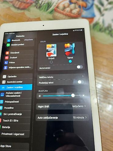 Apple: Apple iPad 9.7” sa Touch ID Ipad 5 generacija baterija odlicn a sa sim — 6