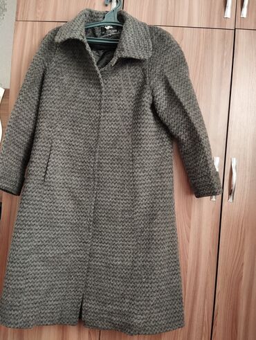 стильное черное пальто: Драб пальто 500
Черное пальто 200
Шуба -200