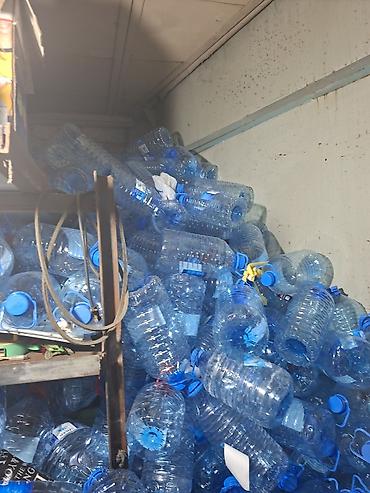 Qab-qacaq və mətbəx ləvazimatları: Toplu plastik bidonlar (5–10 litr həcmli) satılır. 5 litrlik 20 qəpik — 5