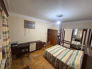 квартира студия баку: Satılır 3 otaqlı köhnə tikili 80 m², Xalqlar Dostluğu m. Bina daşdır — 10