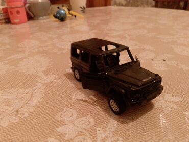 tikdirmek ucun don modeli: Qara rəngli metal oyuncaq maşın modeli – off-road SUV (G‑klass